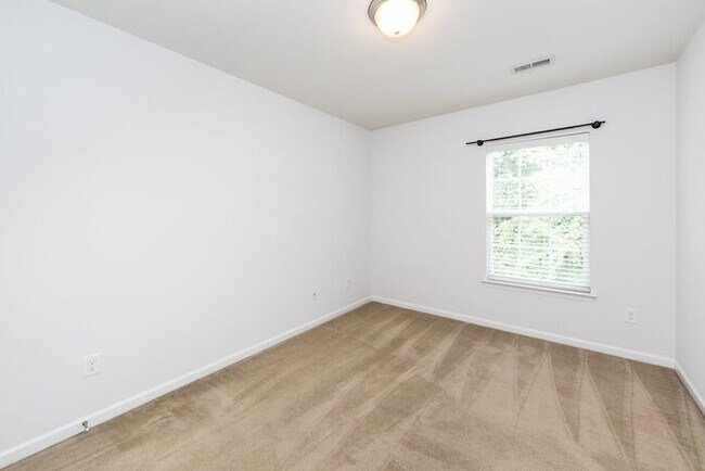 Building Photo - Beautiful 3BD/2.5BA Townhome in the Lions ...