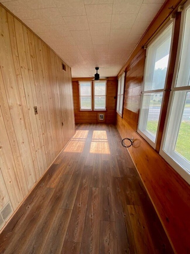 Building Photo - 3 Bedroom Home on Large Lot!