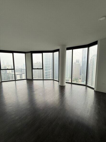 Building Photo - 450 E Waterside Dr