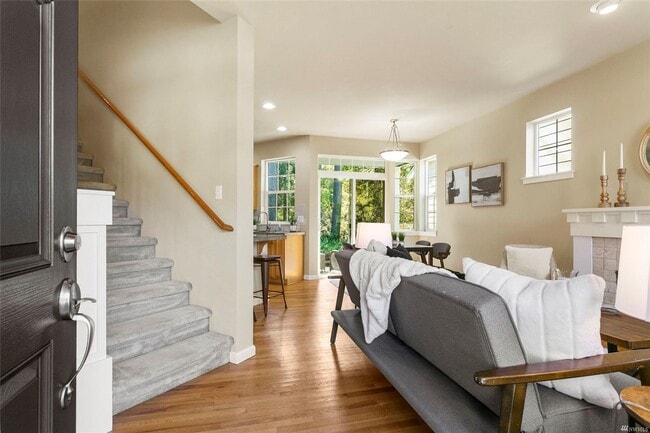 Building Photo - SEPTEMBER FREE >> Beautiful 3BR/3BA Townho...