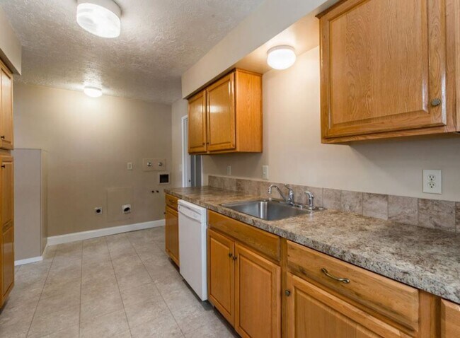 Building Photo - 410-12 Harrison St, Newberg