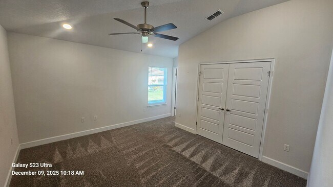 Building Photo - Warm & Inviting Home