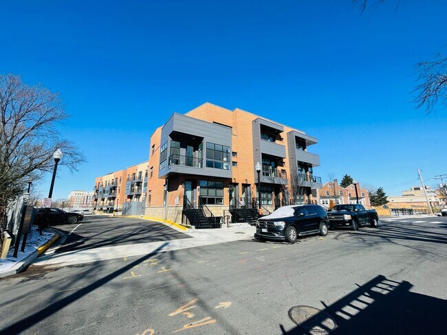 Building Photo - 1106 S Highland St