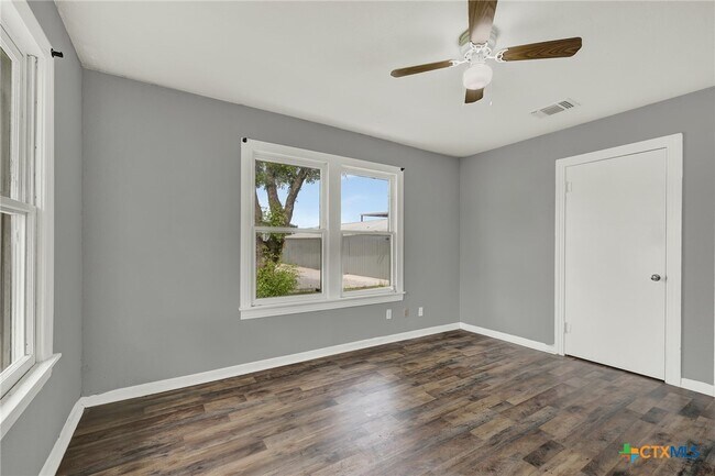 Building Photo - 105 E Huebinger St
