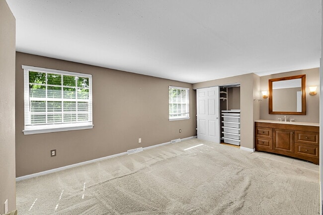 Building Photo - $2,700.00 - 3 Beds, 2.5 Baths, Townhouse i...