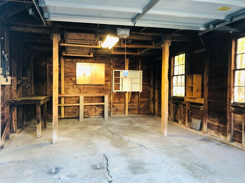 1 Car Garage - 102 Fruit St