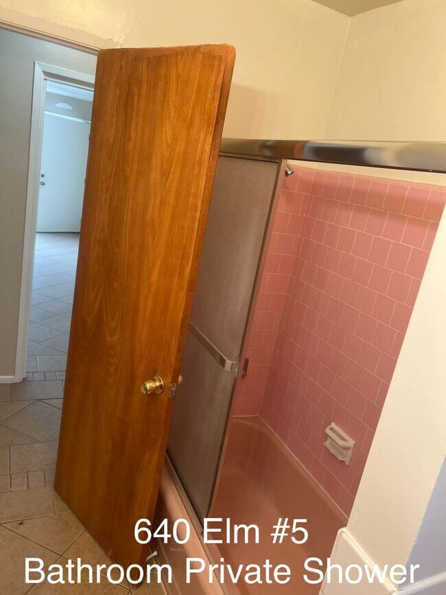 Building Photo - Walk to Downtown & Beach!!