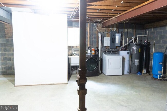 Building Photo - 2710 Hidden Valley Rd