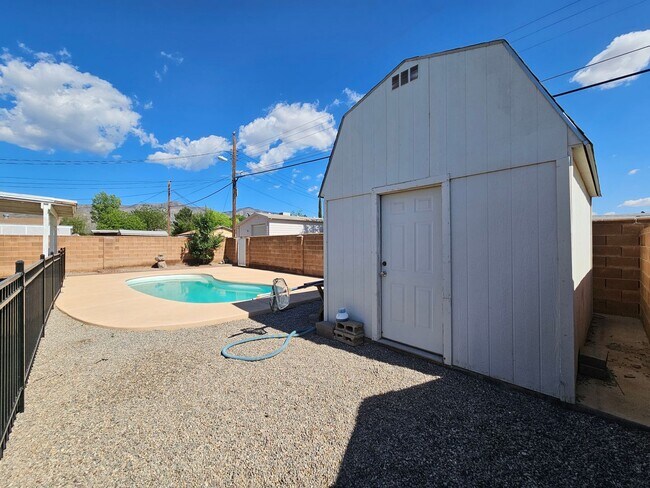 Building Photo - Beautifully maintained 3 bdrm/2 bath with ...