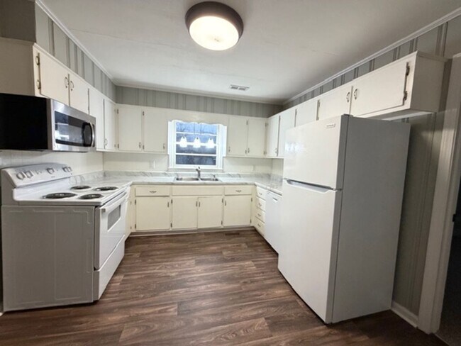 Building Photo - 4 Bedroom 2 Bath house