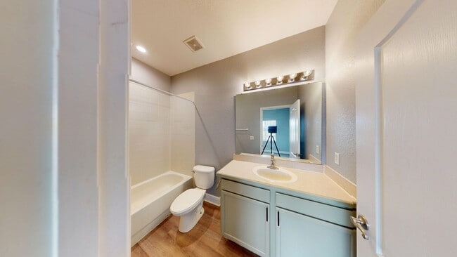 Building Photo - Beautiful 2 Bed 2.5 Bath Townhouse in Magn...