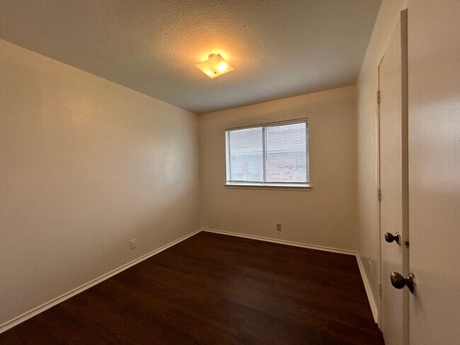 Building Photo - 3317 Gardenview Cir