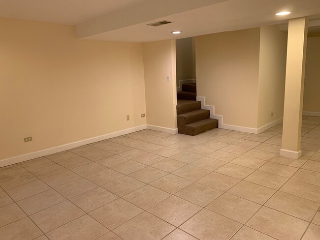 Building Photo - 811 Hibbard Rd