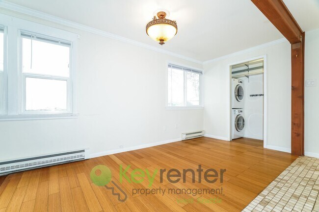 Building Photo - Stylish Three Bedroom Retreat with fully fenced yard and storage!