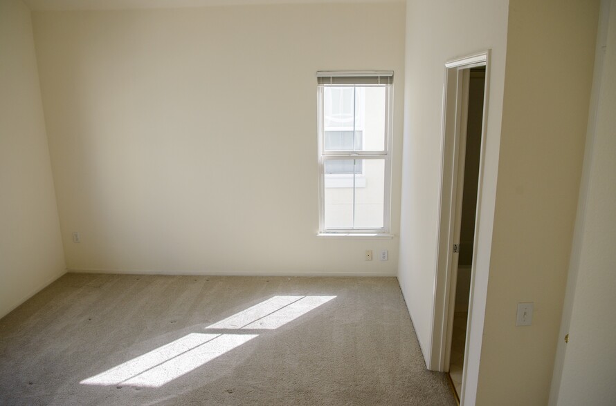 Building Photo - 205 Town Green Ln