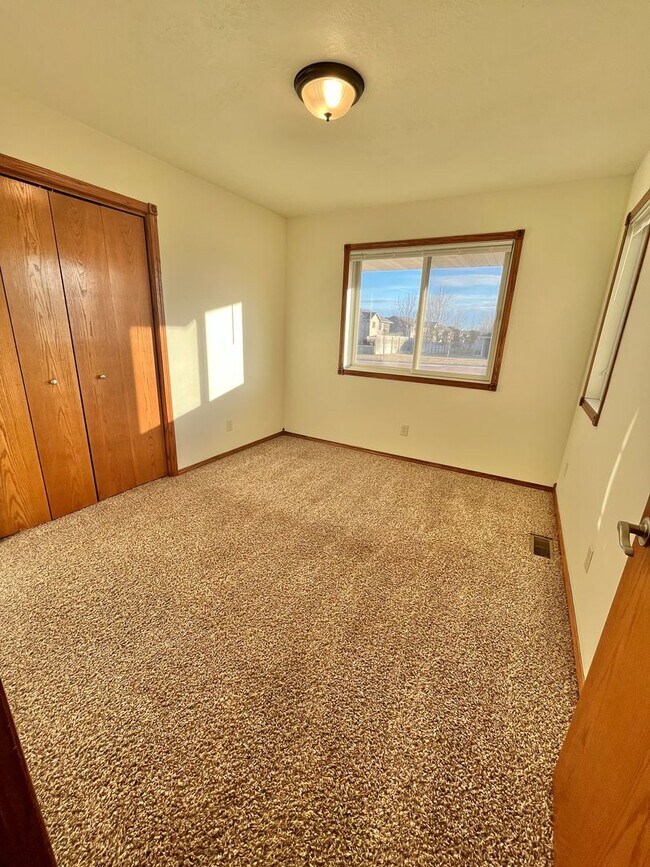 Building Photo - Spacious 4 Bed/3 Bath Twinhome in Brandon!