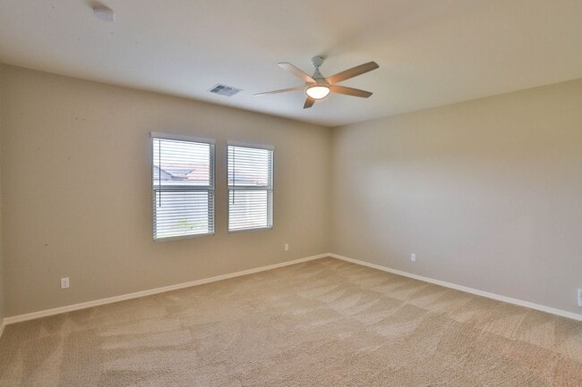Building Photo - Spacious 4 bed 3 bath
