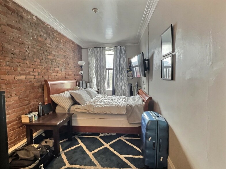 Building Photo - 261 W Newton St