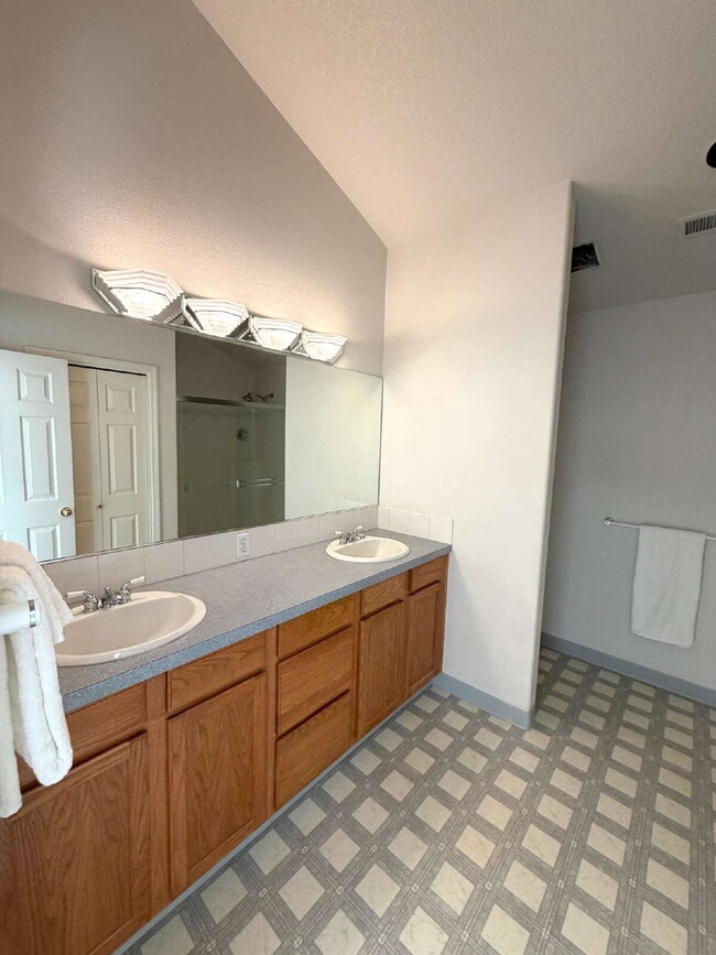 Building Photo - St. Johns 2-bedroom Condo