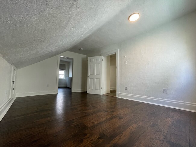 3rd floor rear bedroom, looking toward en suite room - 5859 Nicholson St