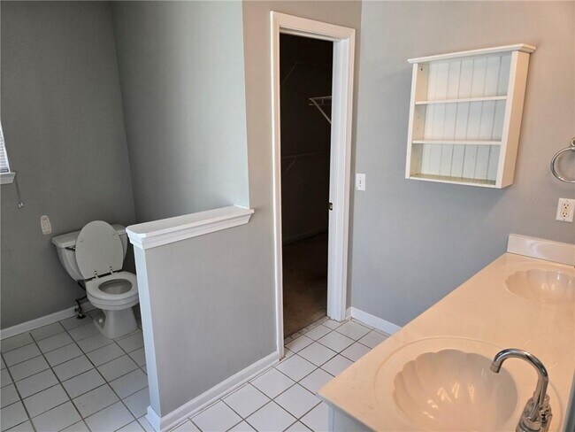 Building Photo - 3243 Oak Vista Way SW