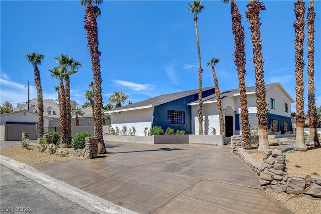 Building Photo - 2685 S Tenaya Way