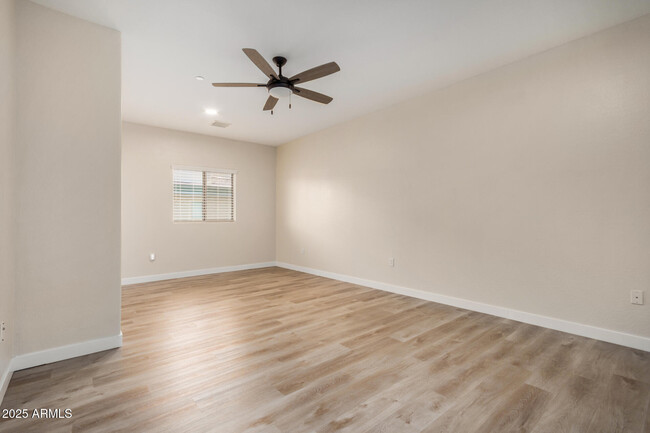Building Photo - 815 E Rose Ln