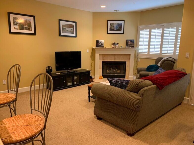 Living Room - 937 12th St