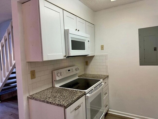 Building Photo - 2494 Etiwan Ave