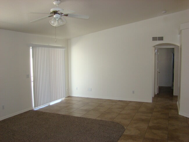 Building Photo - Move in ready! Call for a showing.