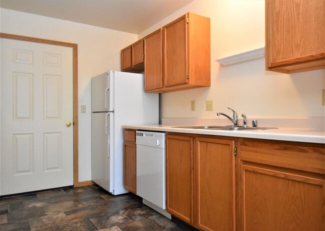 Building Photo - Townhouse style 2 bedroom 1.5 Bath with Attached Garage! Great Location!