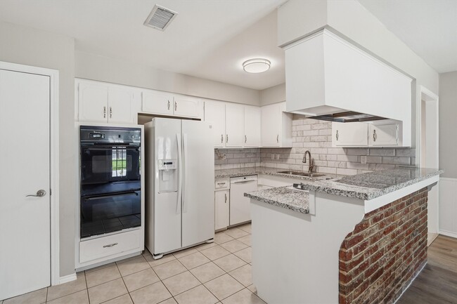 Building Photo - 2119 Williamsburg Ct S