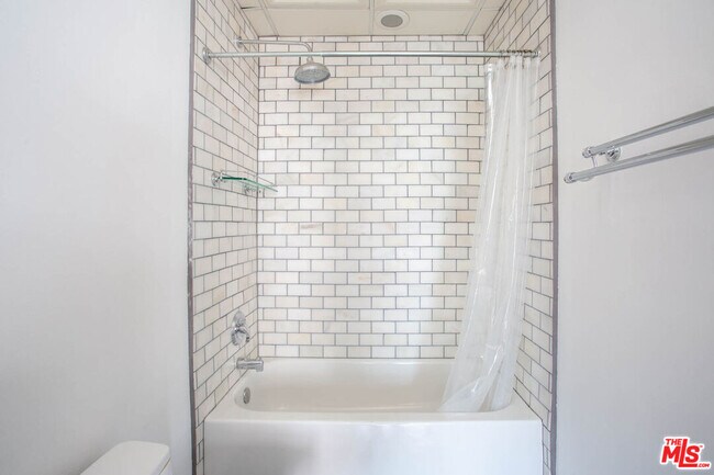 Building Photo - 108 W 2nd St