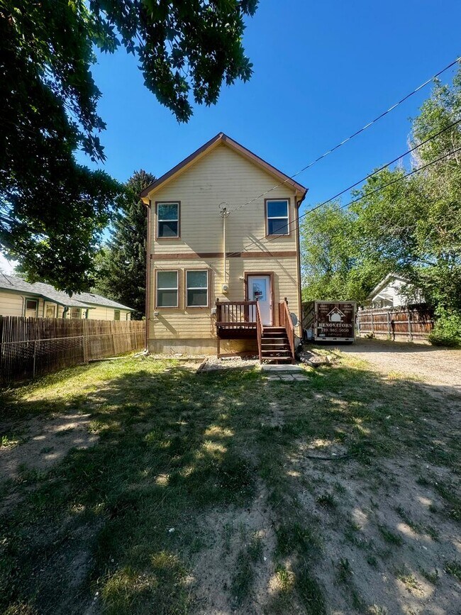 Building Photo - Charming 4 Bedroom close to Patty Jewett Golf Course