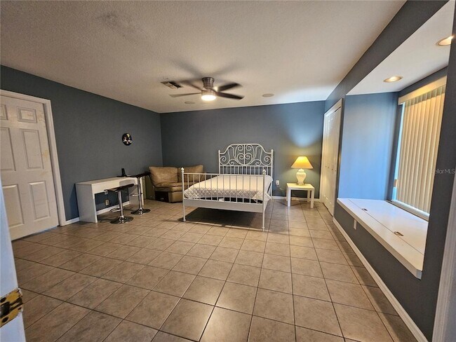 Building Photo - 2210 Bayou Dr