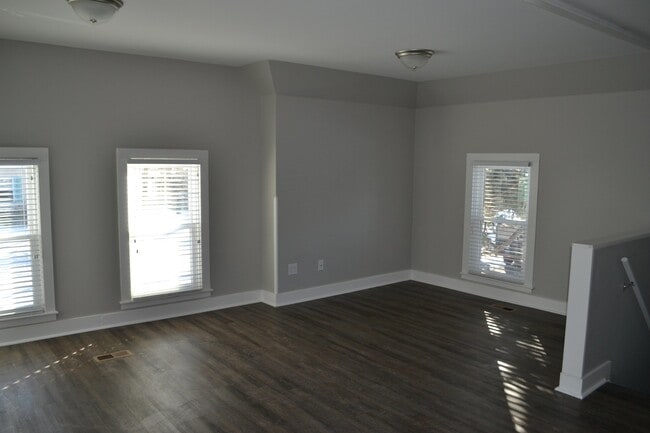 Building Photo - Historic carriage house renovated into a loft apartment! 1 bed 1 bath! Close to downtown