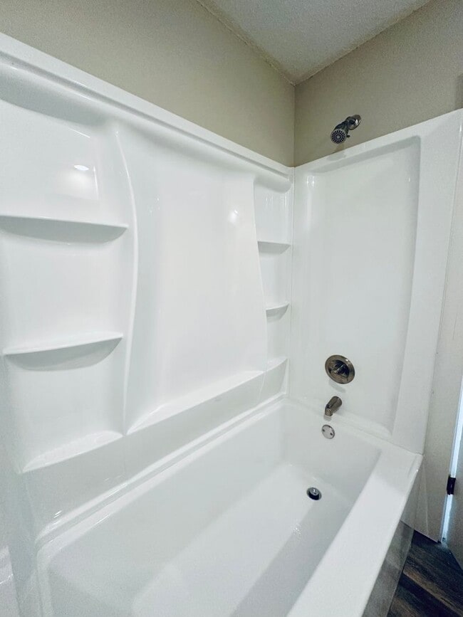 Building Photo - {1811} Updated duplex with great natural light and tons of space + Recently Renovated + Stainless...