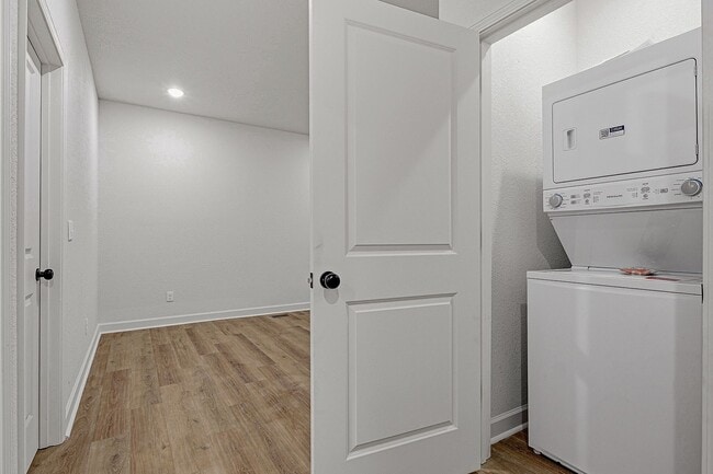 Building Photo - 401 Houghton St