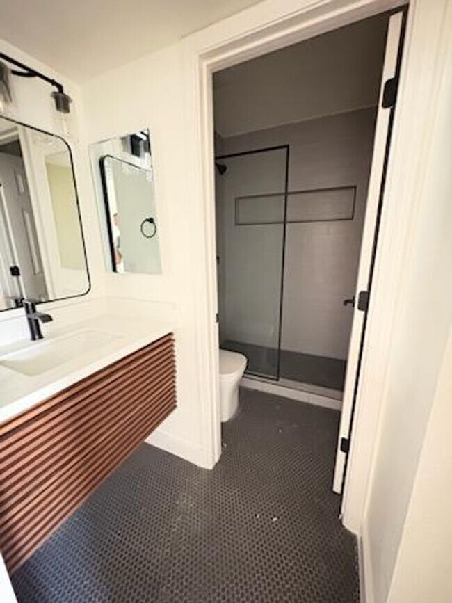 Building Photo - FREE RENT/EARLY ENTRY  1 bedroom 1 bath Beautiful Upstairs Unit in Prime Location