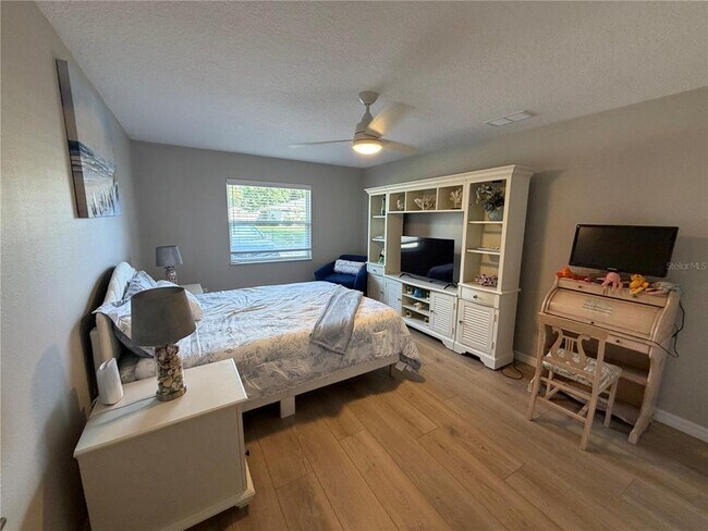 Building Photo - 3032 Golden Rain Dr