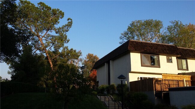 Building Photo - 623 Briarwood Ln