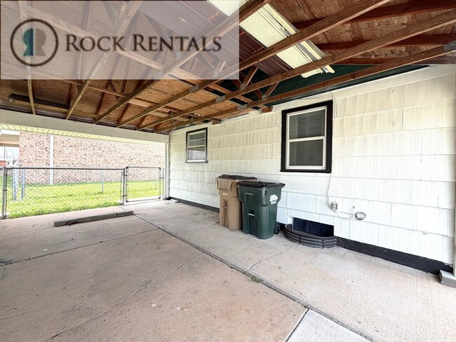 Building Photo - Fresh 2 Bed with Bonus Room on 17th