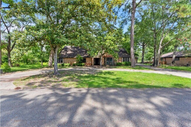 Building Photo - 570 Roanoke Dr