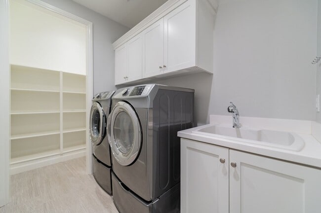 Building Photo - Fully Renovated 2 Bed, 2.5 Bath + Den Single Story Home Available NOW in Eastwood Village in Irvine!
