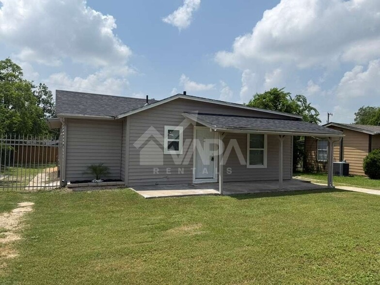 Building Photo - 242 Glamis Ave