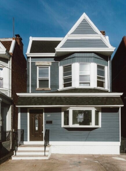 House with parking in front - 265 N 7th St