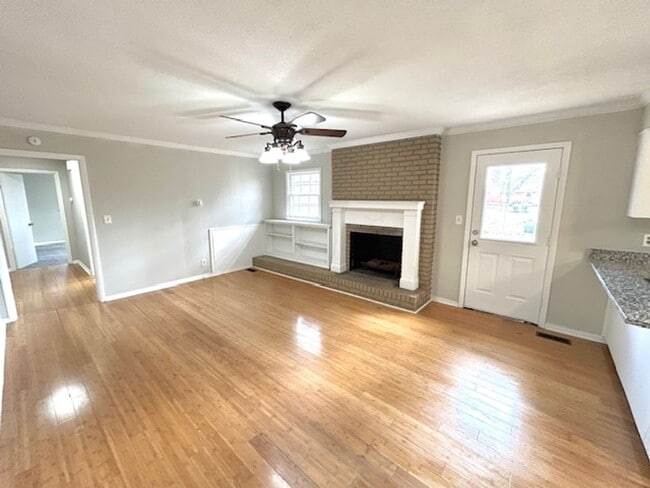 Building Photo - Move-In Ready 3 Bedroom Home with Garage & Private Yard