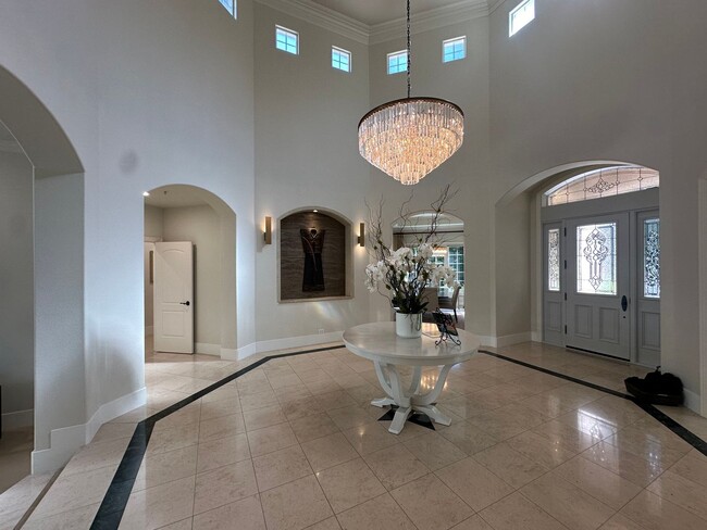 Building Photo - Amazing 5 bed 3.5 bath, Expansive & Tastef...