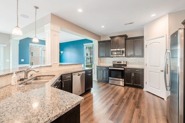 Building Photo - Beautiful 3 bed, 2.5 bath with garage and ...