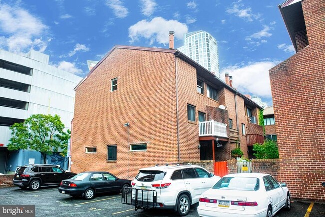 Building Photo - 906 Locust St